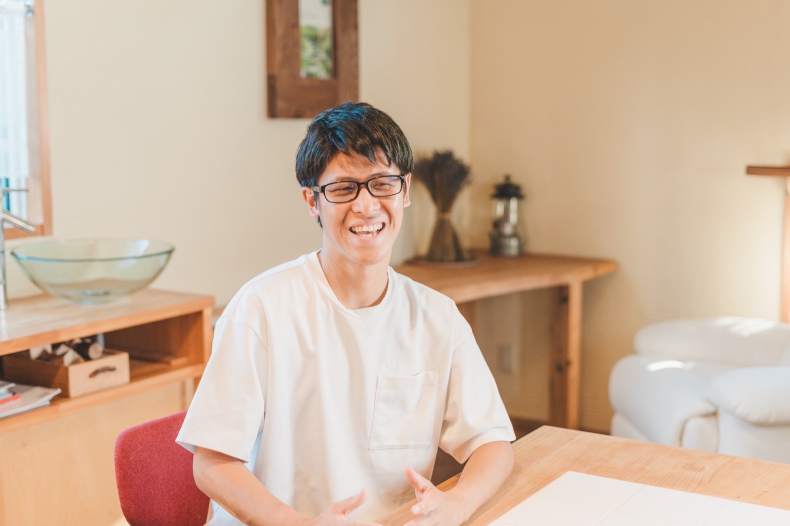 こちらを見て笑うあべさん