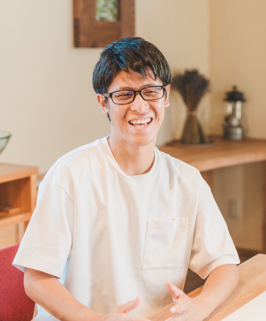 正面を向いて笑うあべさん